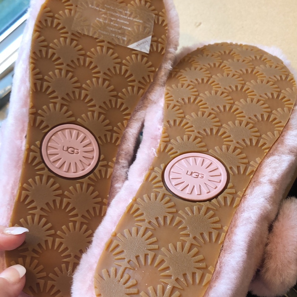 UGGS - Picture 2 of 11